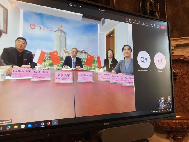 Na ekranie delegacja władz chińskiej uczelni.
