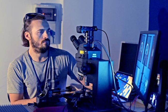 dr Marcin Gębski z Instytutu Fizyki PŁ w laboratorium, fot. Jacek Szabela