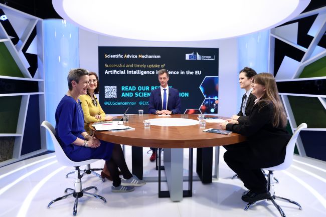 From left: the European Commission Executive Vice-President Margrethe Vestager and Commissioner for Innovation, Research, Culture, Education Youth Iliana Ivanova, prof. Anna Fabijańska (TUL) co-chair of  SAPEA and chair Group of Chief Scientific Advisors prof. Nicole Grobert z University of Oxford 