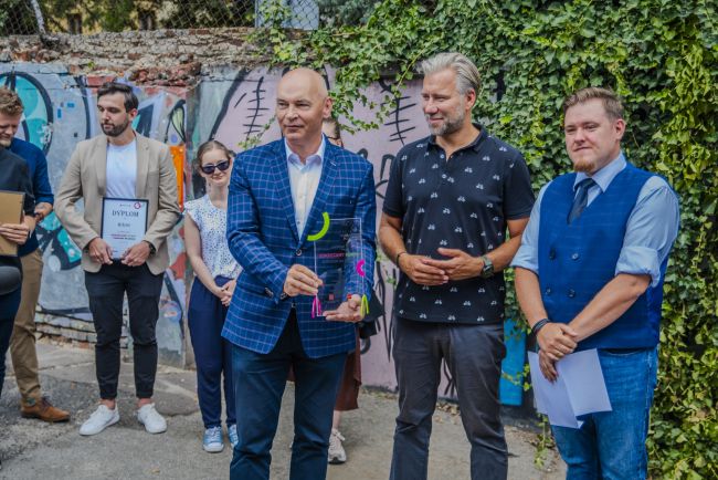 Prof. Witold Pawłowski odbiera statuetkę dla Politechniki Łódzkiej, fot. Marcin Szmidt