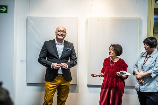 Prof. prof. Chmielewski na wernisażu w Galerii Biblio-Art w PŁ, fot. Marcin Szmidt