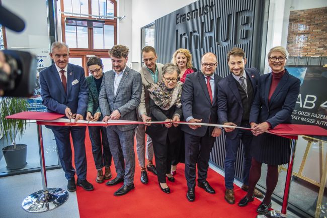 Cutting the ribbon by representatives of the Lodz Academic Partnership and regional authorities, photo: Marcin Szmidt