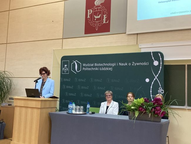 Dziekan Wydziału dr hab. inż. Edyta Gendaszewska-Darmach prowadzi uroczystość jubileuszową