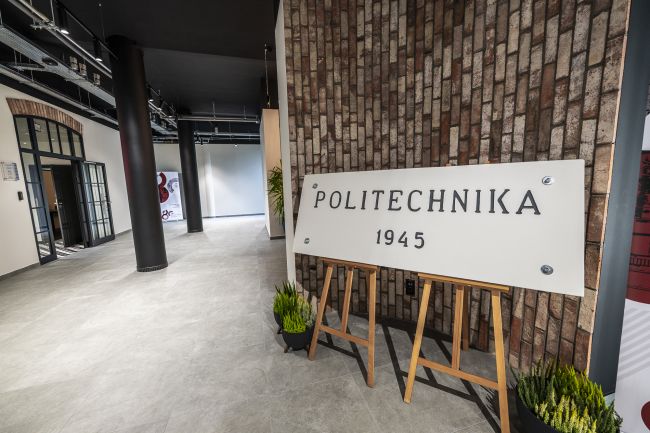 W korytarzu znalazła miejsce zabytkowa tablica wykonana przez Michała Witaszewskiego  foto: Marcin Szmidt