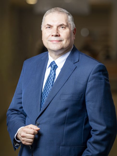 zdjęcie portretowe: prof. Robert Sarzala