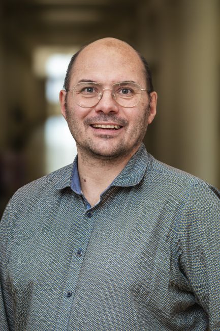 Zdjęcie portretowe: dr hab. Michał Puchalski, prof. PŁ