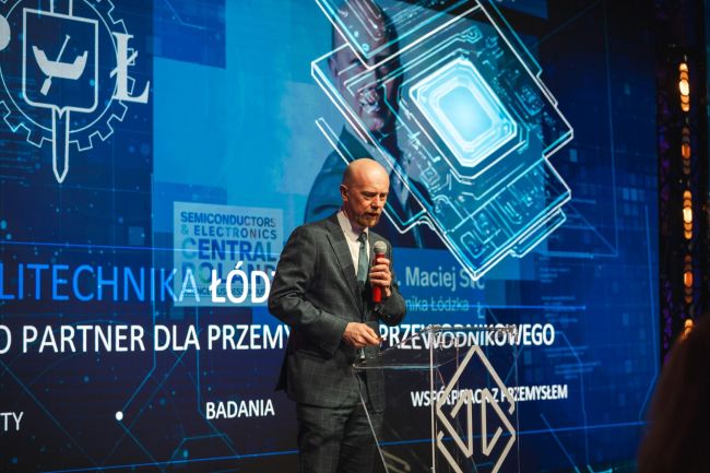 Presentation by Prof. Maciej Sibiński from the Department of Semiconductor and Optoelectronic Devices at Lodz University of Technology, photo: ŁSSE