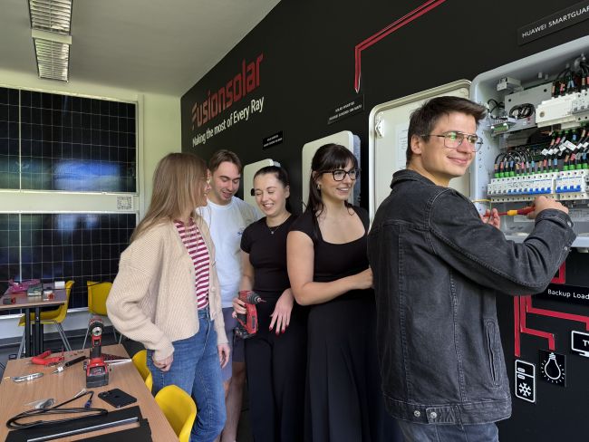 Laboratorium magazynowania i sterowania energią z paneli PV