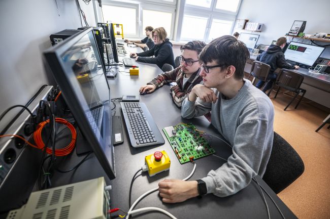 Laboratorium dynamiki nieliniowej i sterowania
