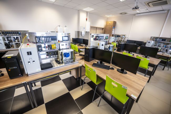Laboratorium komputerów i sterowników przemysłowych oraz Laboratorium sieci przemysłowych i zintegrowanego sterowania
