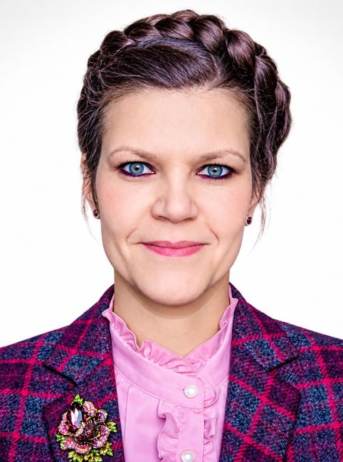 prof. Anna Fabijańska, uśmiechnięta, zapleciony warkocz na głowie, różowo-fioletowa marynarka