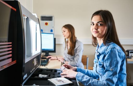 Dwie studentki Wydziału Fizyki Technicznej, Informatyki i Matematyki Stosowanej przy stanowisku komputerowym.