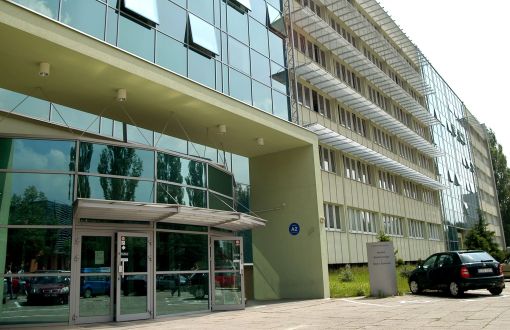 Gmach Wydziału Biotechnologii i Nauk o Żywności. Część budynku jest przeszklona, część betonowa.