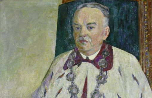 Obraz olejny. Portret pierwszego rektora PŁ. prof. Bohdana Stefanowskiego, który pozuje w todze i łańcuchu.