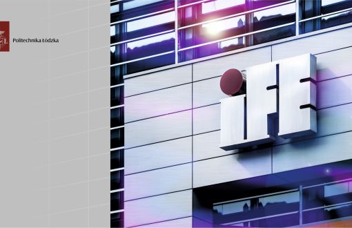 Fragment szarej elewacji budynku Centrum Kształcenia Międzynarodowego z literami IFE i odbijającym się słońcem. Po lewej stronie szary pasek z logo PŁ.