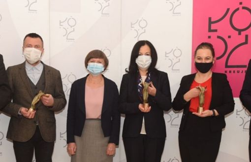 Pięcioro laureatów konkursu UMŁ w wiceprezydentem Łodzi. W tle szara ścianka z logiem Łodzi.