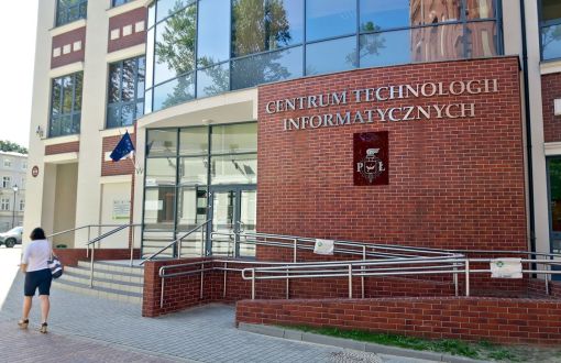 Fragment elewacji budynku Centrum Technologii Informatycznych PŁ: połączenie elementów ceglanych i szklanych.