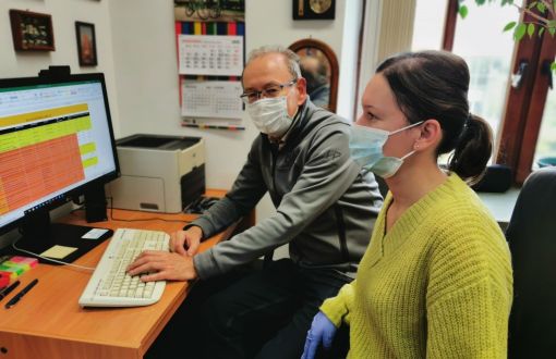 prof. Ireneusz Zbiciński i dr inż. Dorota Siuta siedzą przy biurku i komputerze.