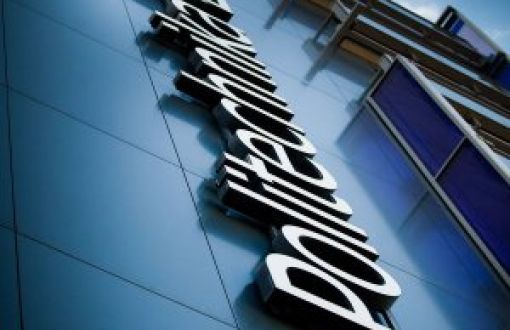 Fragment ściany akademika z napisem Politechnika Łódzka ustawionym pionowa z dołu do góry.