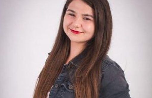 Zdjęcie portretowe: Paula Leśniewska w kurtce jeansowej na jasnym tle.