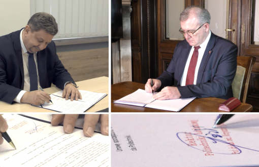 Kolaż czterech zdjęć. W górnym rzędzie po prawej prof. Krzysztof Jóźwik, po lewej Grzegorz Schreiber siedzą w swoich gabinetach i podpisują umowę. Na dolnych zdjęciach zbliżenie na podpisy.