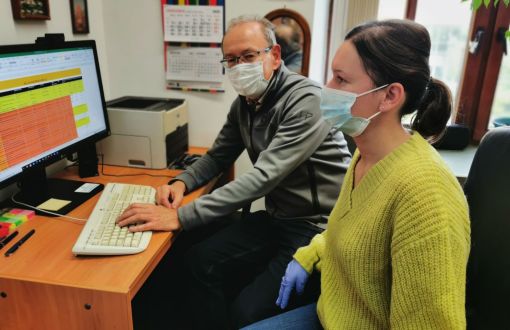prof. Ireneusz Zbiciński i dr inż. Dorota Siuta siedzą przy biurku i komputerze.