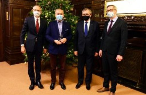 Profosorowie: P. Strumiłło, S. Ledakowicz, K. Jóźwik i Ł.Albrecht - wszyscy w garniturach stoją w eleganckim wnętrzu, w tle choinka.