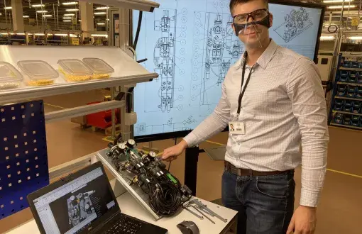Dawid Zimoń, absolwent PŁ, w białej koszuli w laboratorium Emerson.