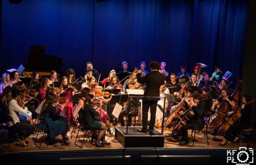 Ok 40 osobowa Akademicka Orkiestra Politechniki Łódzkiej na scenie podczas koncertu.