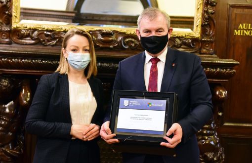 Cecylia Szymańska, dyrektor w Microsoft i prof. Krzysztof Jóźwik, który trzyma pamiątkowy dyplom Uczelnia w chmurze Microsoft.