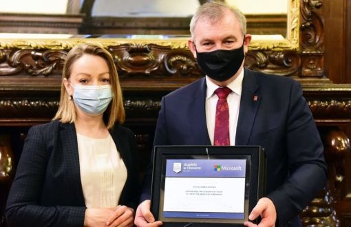 Cecylia Szymańska, manager at Microsoft and Prof. Krzysztof Jóźwik, who is holding a commemorative diploma University in Microsoft Cloud.
