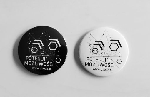 Two circular magnets (white and black) with abstract graphics and the slogan "Potęguj możliwości".