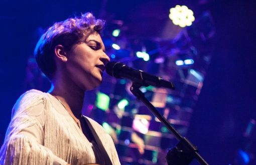 Katarzyna Bloch gra na gitarze i śpiewa do mikrofonu podczas Festiwalu Piosenki Turystycznej YAPA 2020.