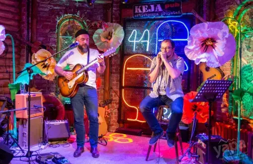 Wokalista i gitarzysta na kolorowej scenie Festiwalu Piosenki Turystycznej Yapa 2021.