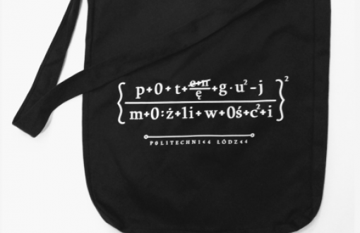 Duża, granatowa torba z długim uchem i hasłem Potęguj możliwości zapisanym jako wzór matematyczny.