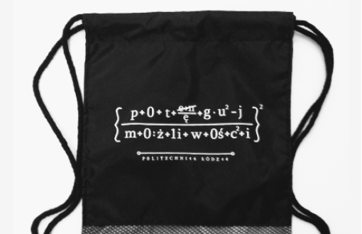 Czarny worek-plecak z długimi, czarnymi uszami i hasłem Potęguj możliwości zapisanym jako wzór matematyczny.