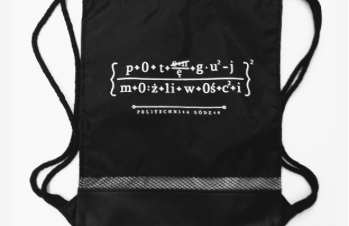 Czarny worek-plecak z długimi, czarnymi uszami i hasłem Potęguj możliwości zapisanym jako wzór matematyczny.
