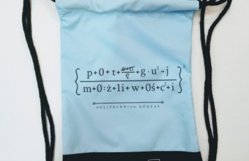 Jasnoniebieski worek-plecak z długimi, czarnymi uszami i hasłem Potęguj możliwości zapisanym jako wzór matematyczny.