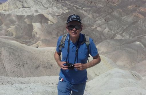 Prof. I. Zbicinski w niebieskim, sportowym stroju na piaszczystym terenie podczas wyprawy do Death Valley National Park.
