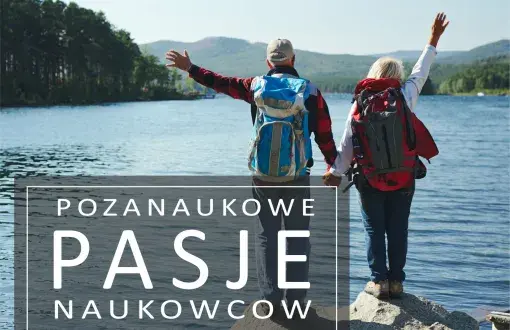 Kobieta i mężczyzna z plecakami stoją tyłem i patrzą na jezioro rozciągające się po horyzont. W lewym dolnym rogu biały napis na czarnym, przeźroczystym tle: pozanaukowe pasje naukowców.