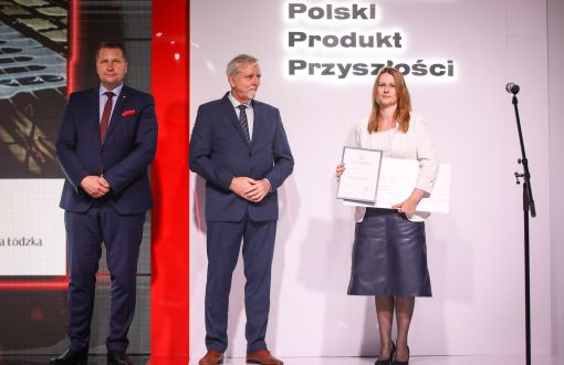 dr hab. inż. Anna Masek, prof. PŁ z dyplomem i symbolicznym czekiem na 25 tys. zł. Obok stoją Przemysław Czarnek, minister edukacji i nauki oraz Wojciech Kamieniecki, dyrektor Narodowego Centrum Badań i Rozwoju
