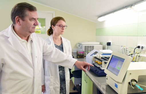 W laboratorium PŁ: dr hab. inż. Joanna Berłowska, prof PŁ i dr hab. inż. Piotr Dziugan, prof. PŁ/fot. Jacek Szabela