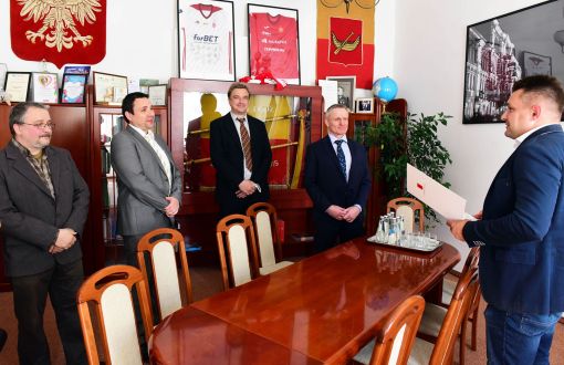 Gabinet Urzędu Miasta Łodzi. W centralnej części brązowy stół z krzesłami, Po lewej stronie 4-osobowy zespołu informatyków z PŁ. Po prawej stronie wręczający Nagrodę Miasta Łodzi, fot. Jacek Szabela