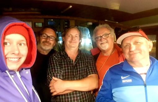 Po lewej stronie Ola Bednarek w czapce i bluzie oraz czterech mężczyzn.