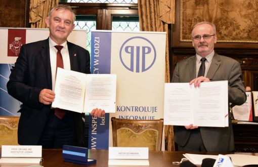 Rektor PŁ, prof. Krzysztof Jóźwik i Artur Szymbala, p.o. Okręgowego Inspektora Pracy prezentują podpisaną umowę.