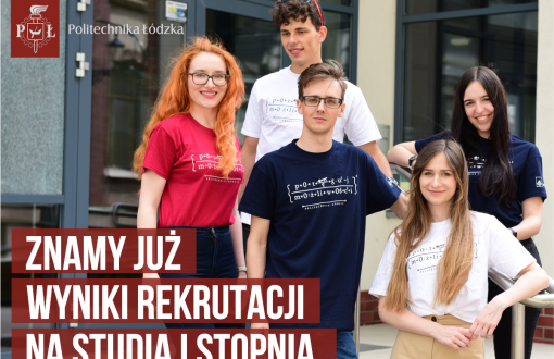 Pięcioro uśmiechniętych studentów w kolorowych koszulkach stoi na schodach przez szklano-ceglastym budynkiem. Dodatkowo w dolnej części napis w trzech rzędach na bordowym tle: znamy wyniki rekrutacji na studia.