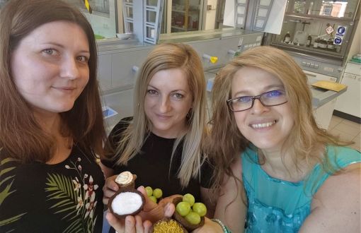 Na zdj. autorki rozwiązania trzymają jadalne opakowania wykonane zgodnie z opracowaną technologią. Od lewej: mgr inż. Joanna Grzelczyk, dr inż. Joanna Oracz oraz dr inż. Ilona Gałązka-Czarnecka