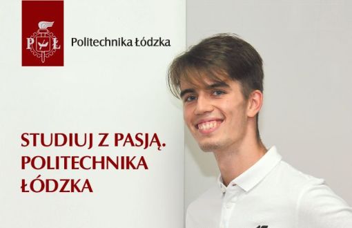 Uśmiechnięty Kajetan Duszyński w białym polo stoi obok roll-upu z reklamą PŁ: na górze logotyp PŁ, poniżej napis: Studiuj z pasją. Politechnika Łódzka.