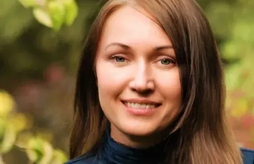 Zdjęcie portretowe: dr hab.inż. Agnieszka Ruppert, dyrektor Interdyscyplinarnej Szkoły Doktorskiej, w ciemnej bluzce na tle zieleni.