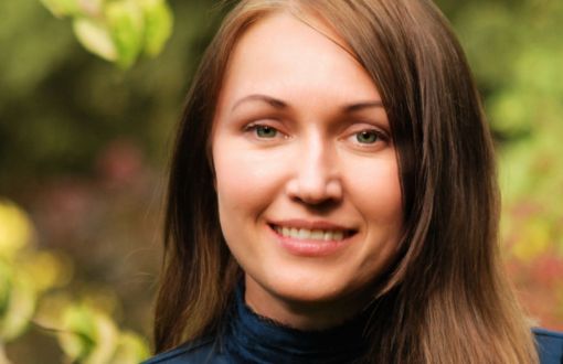 Zdjęcie portretowe: dr hab.inż. Agnieszka Ruppert, dyrektor Interdyscyplinarnej Szkoły Doktorskiej, w ciemnej bluzce na tle zieleni.